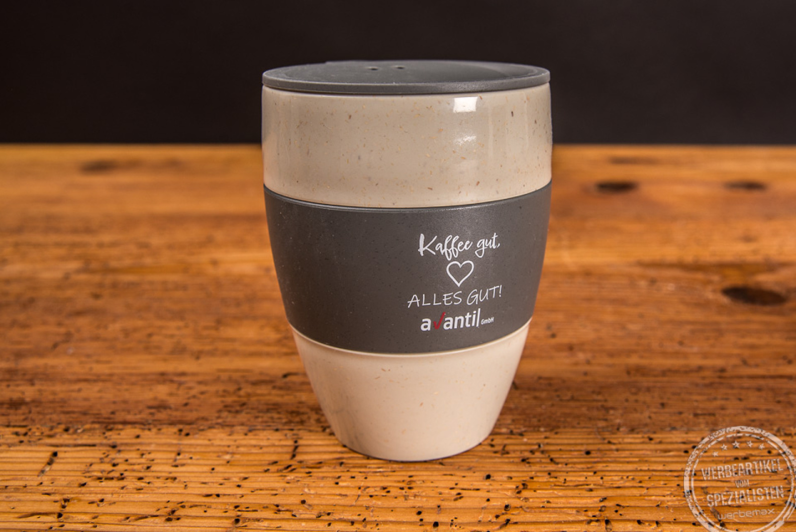 Thermos Kaffeebecher Aroma to go mit grauem Deckel und schwarzer Manschette als Werbeartikel.