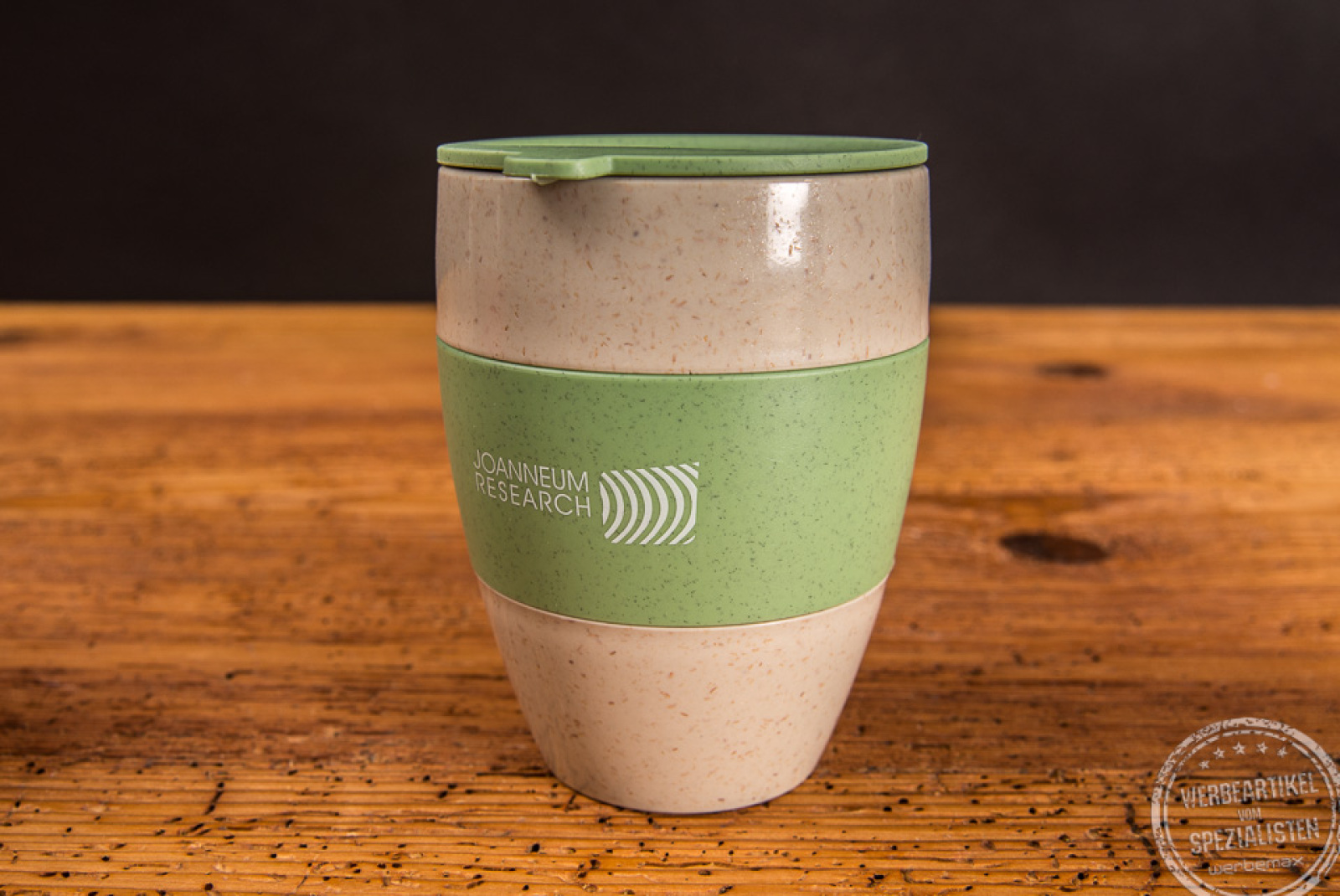 Thermos Kaffeebecher Aroma to go mit grünem Deckel und grüner Manschette als Werbeartikel.