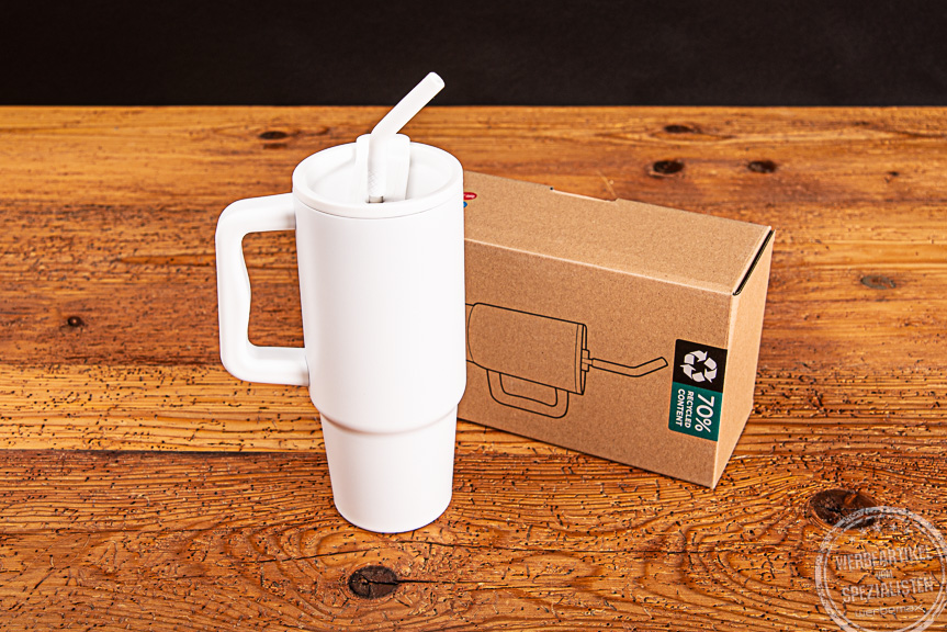 Ein wei&szlig;er EMBRACE Tumbler mit Verpackung als Werbeartikel