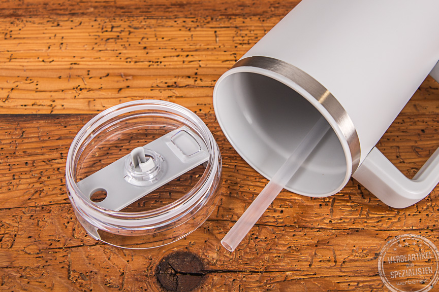 Ein wei&szlig;er Tumbler mit Trinkhalm als Werbeartikel
