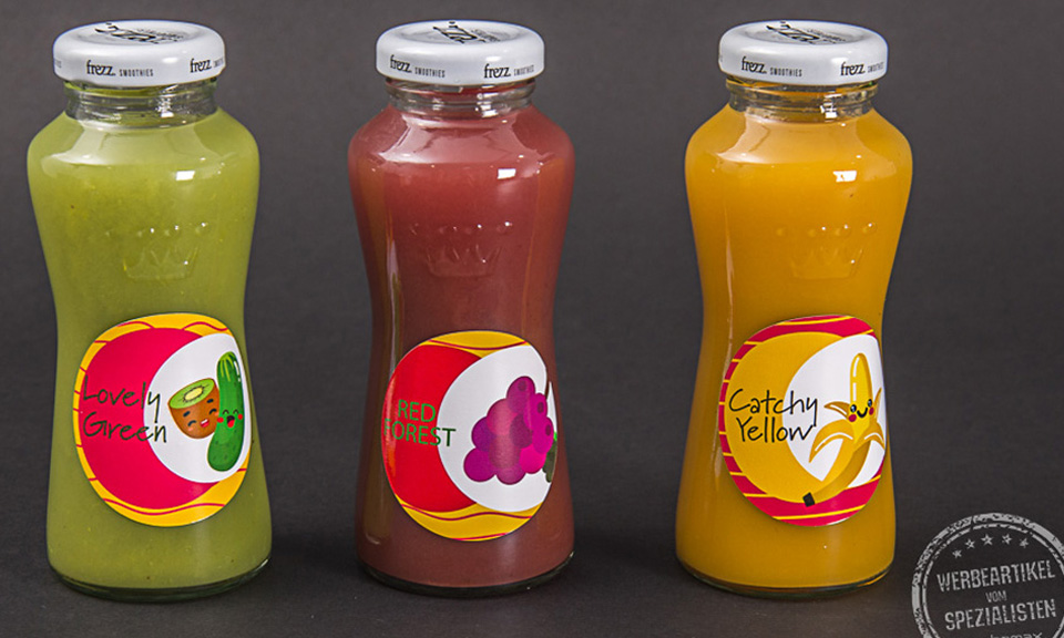 Drei Smoothies in der Glasflasche in unterschiedlichen Geschmacksrichtungen mit Logosticker als Werbeartikel