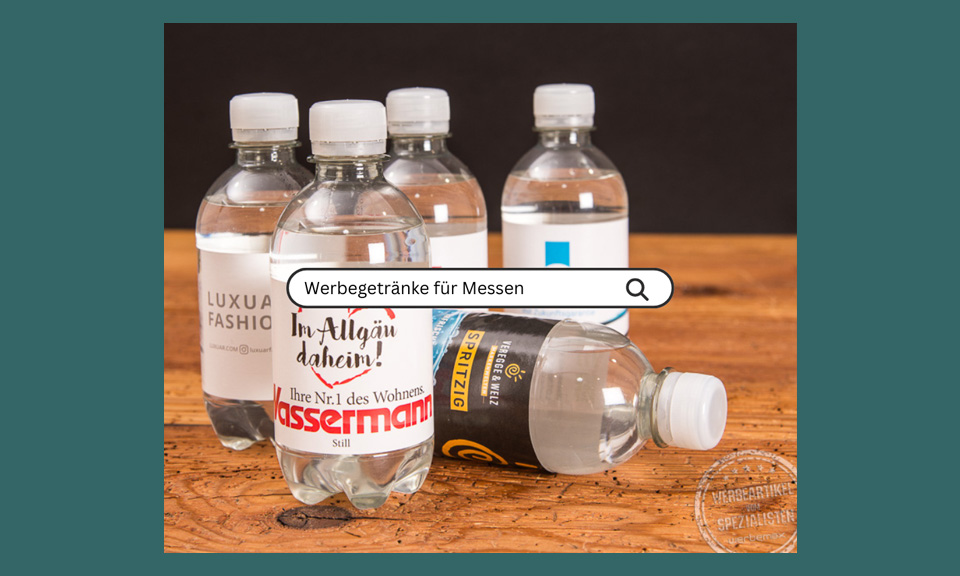 Titelbild Blogbeitrag Werbegetr&auml;nke f&uuml;r Messen mit Wasserflaschen und Eingabemaske Suche