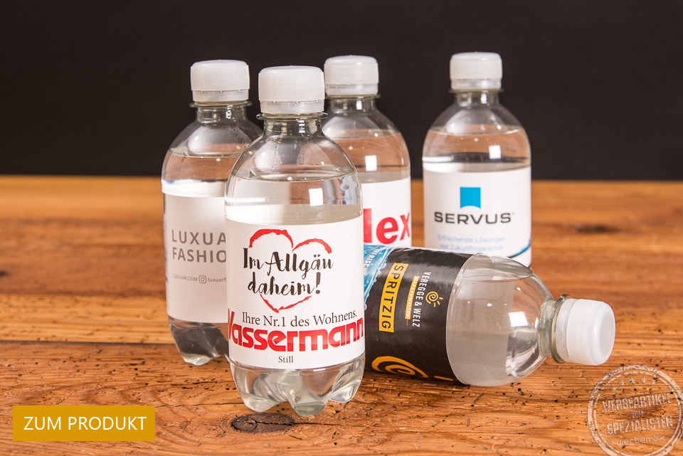 F&uuml;nf Wasserflaschen mit individuellem Etikett als Werbeartikel