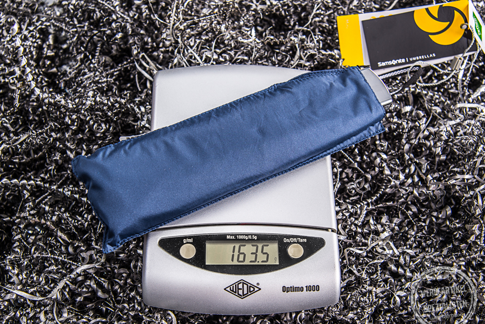 Ultrad&uuml;nner Mini Taschenschirm von Samsonite in Blau auf einer Waage
