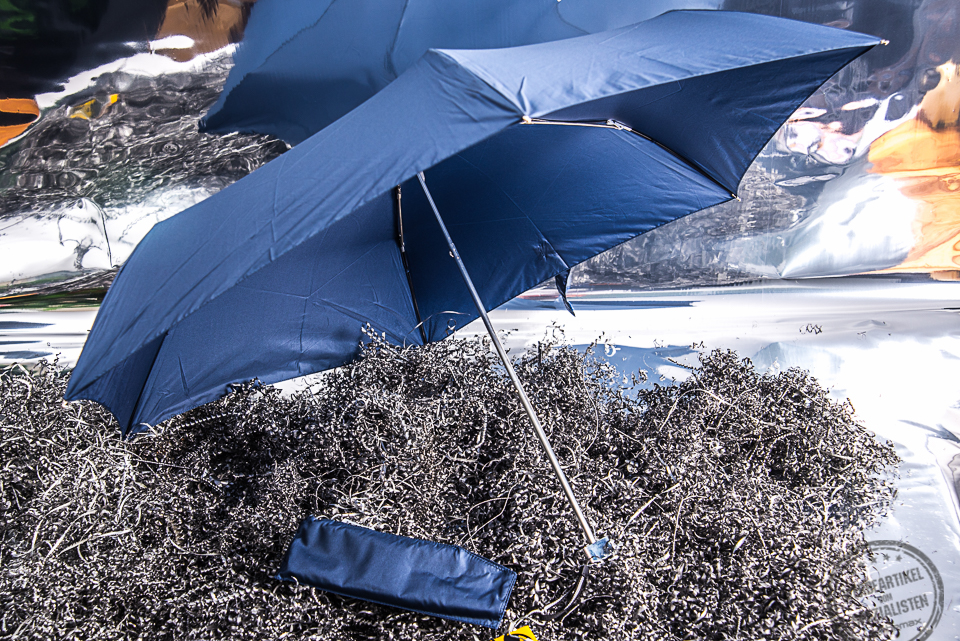 Aufgespannter Regenschirm von Samsonite in Blau. Der kompakte Reiseschirm ist perfekt für jede Tasche.