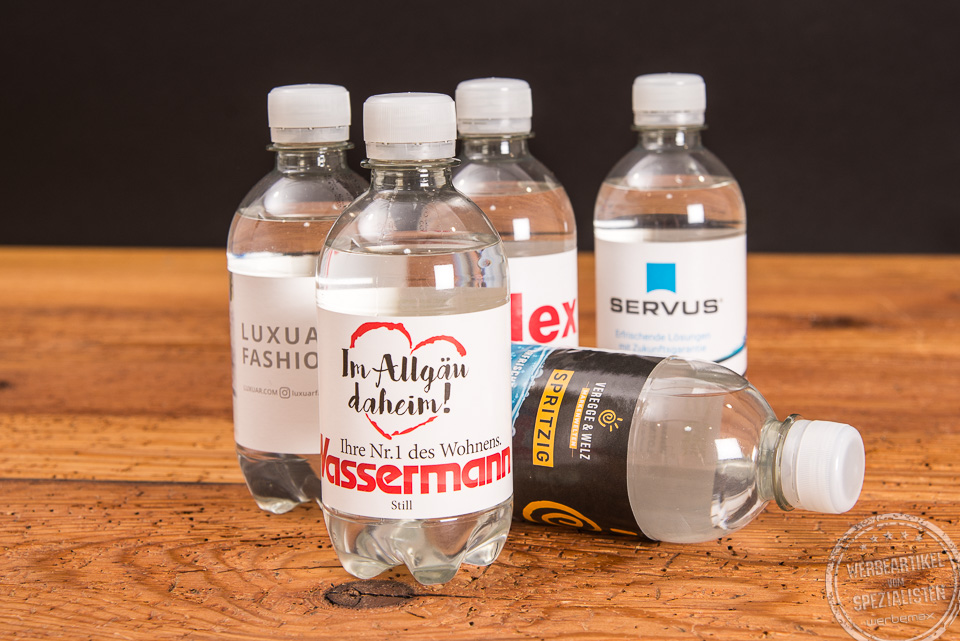 F&uuml;nf Wasserflaschen mit individuellem Etikett als Werbeartikel