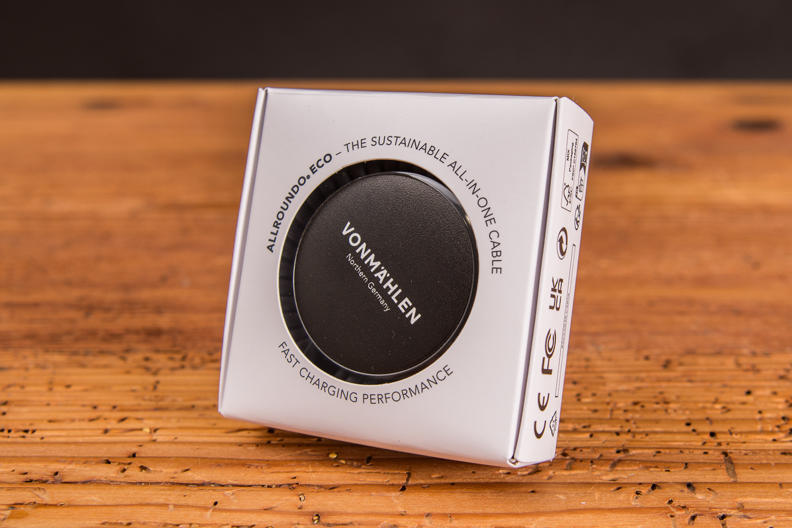 Universelles Ladekabel Allroundo C in schwarz mit wei&szlig;er Kartonverpackung