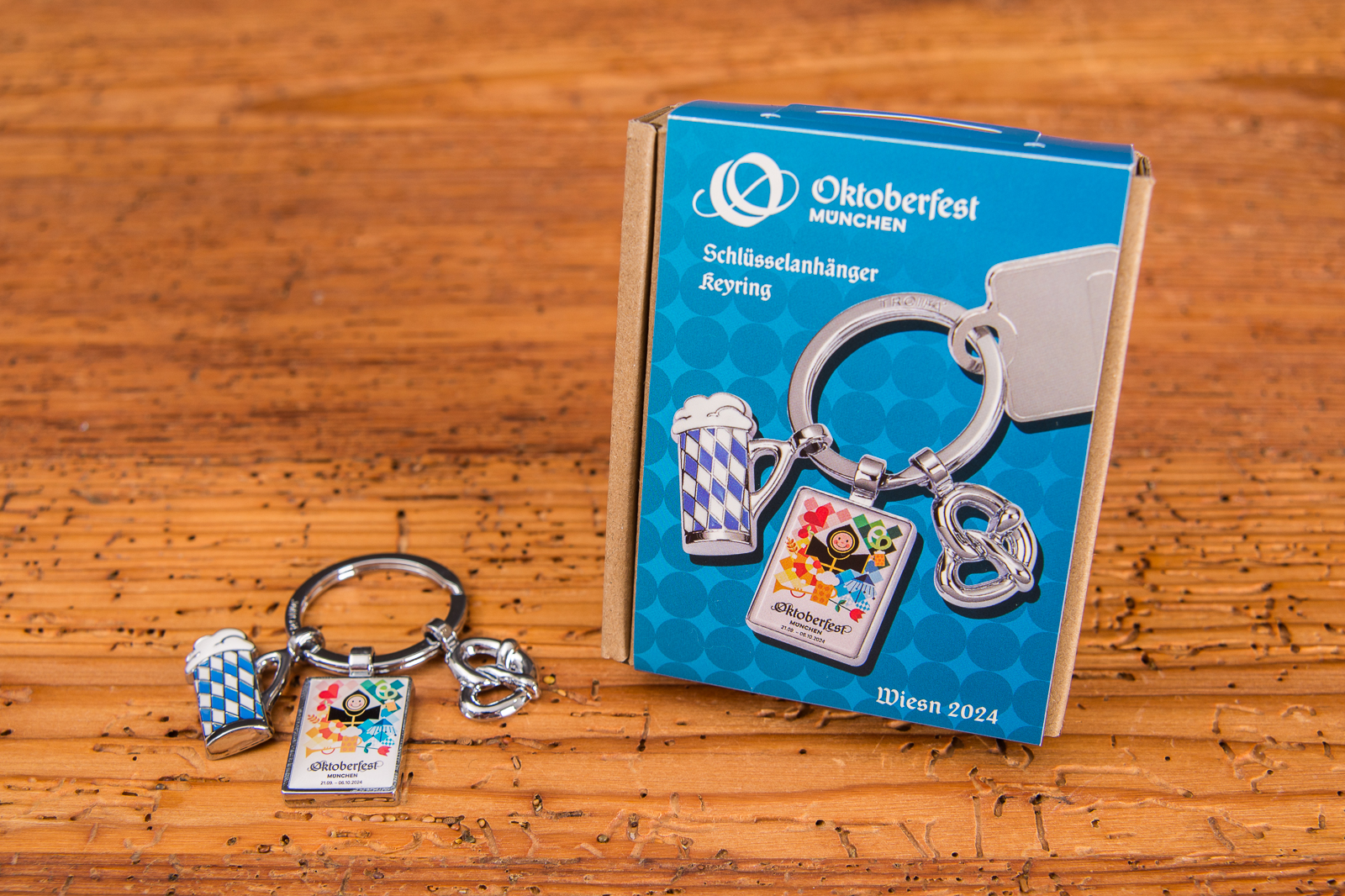 Schl&uuml;sselanh&auml;nger zum Oktoberfest der Marke Troika. Die drei Anh&auml;nger sind ein bayerischer Ma&szlig;krug, das Oktoberfest-Logo und eine bayerische Brezl