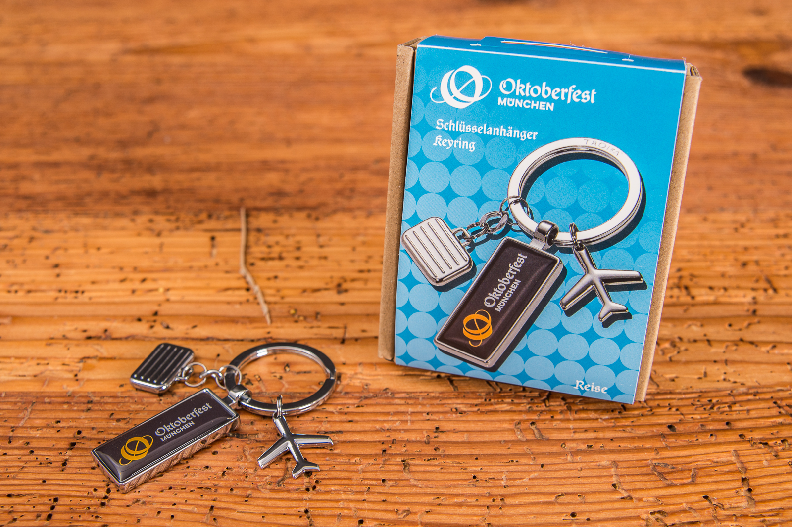 Der Oktoberfestschl&uuml;sselanh&auml;nger ist ein perfektes bayerisches Werbegeschenk zur Wiesn. Der Anh&auml;nger mit Koffer, Flugzeug und dem Oktoberfestlogo ist perfekt f&uuml;r Gesch&auml;ftskunden, die w&auml;hrend der Wiesnzeit in M&uuml;nchen sind. Der Schl&uuml;sselanh&auml;nger kommt im sch&ouml;nen Karton mit Papierbanderole