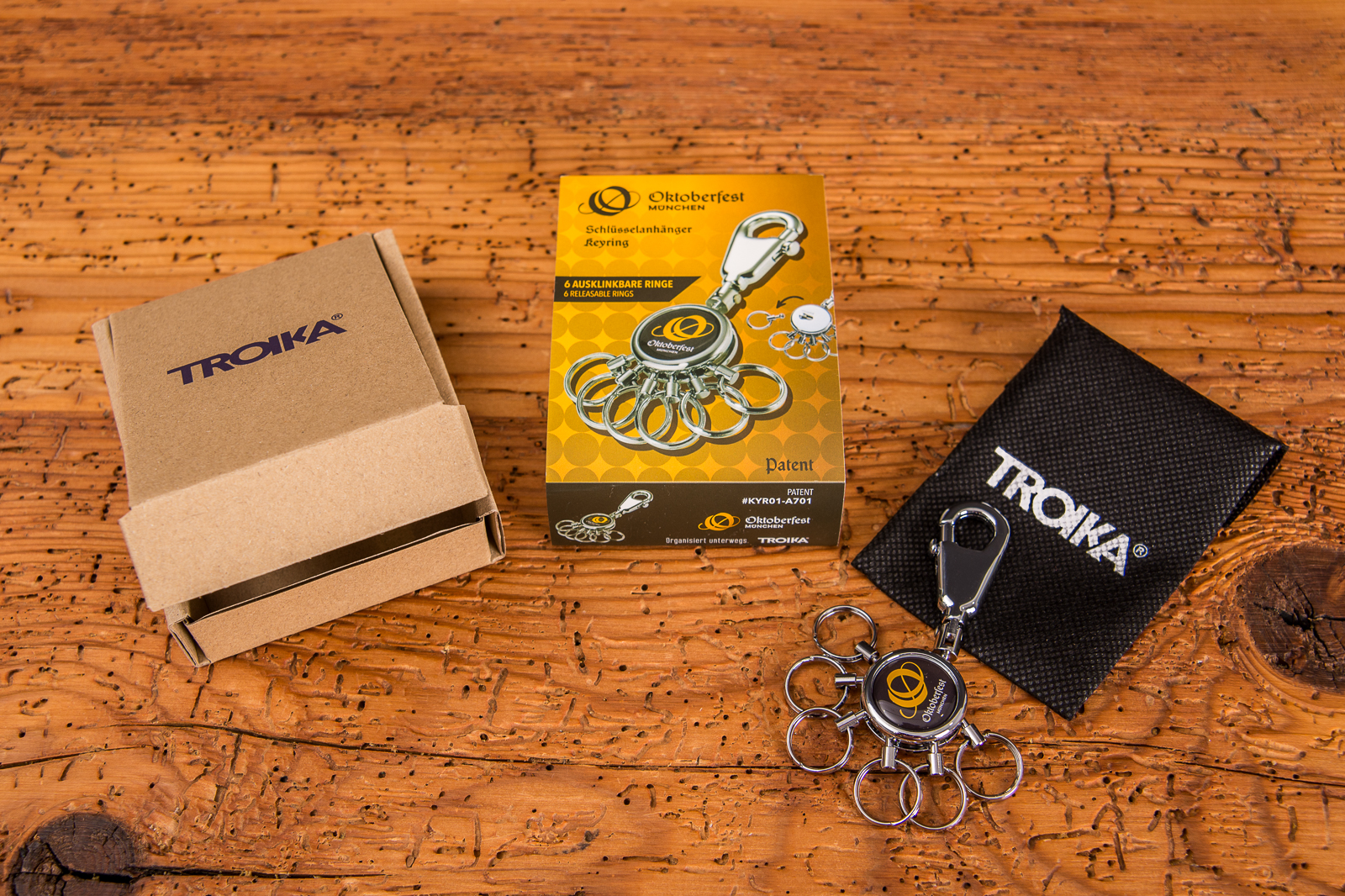 Bayerische Werbeartikel zur Wiesnzeit - der Troika Oktoberfest Schl&uuml;sselanh&auml;nger hat 6 ausklinkbare Schl&uuml;sselringe und wird ine iner sch&ouml;nen, nachhaltigen Kartonverpackung geliefert.