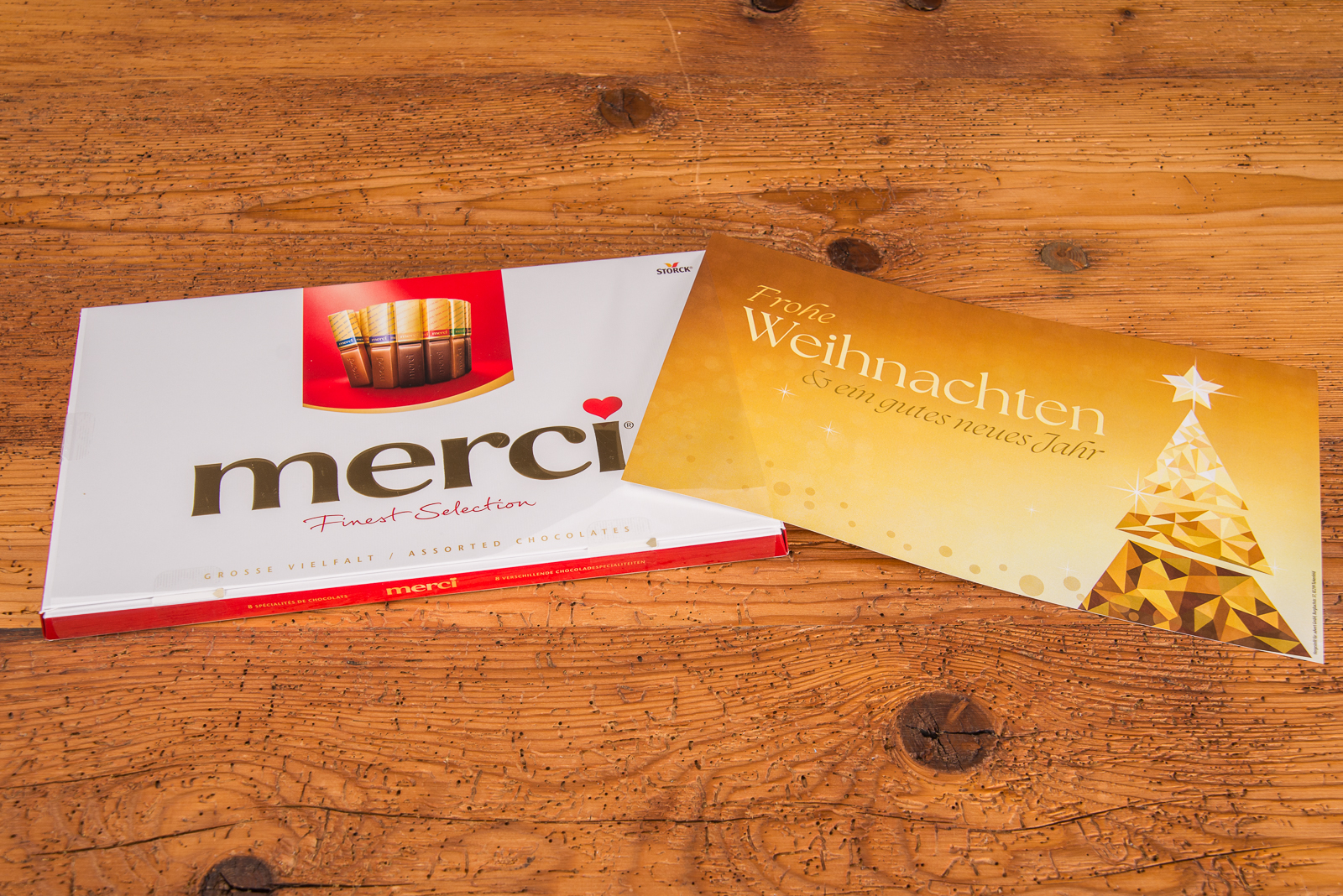 Schokolade Merci Finest Selection mit individuell gestaltbarer, halb herausgezogener Einsteckkarte als Werbegeschenk im Merchandise. 