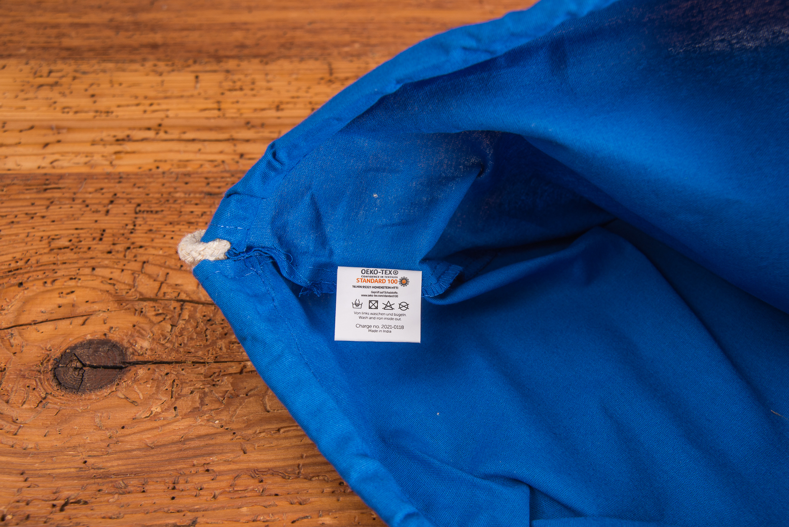 Turnbeutel in Royalblau mit Fokus auf das innenliegende Oekotex-Label