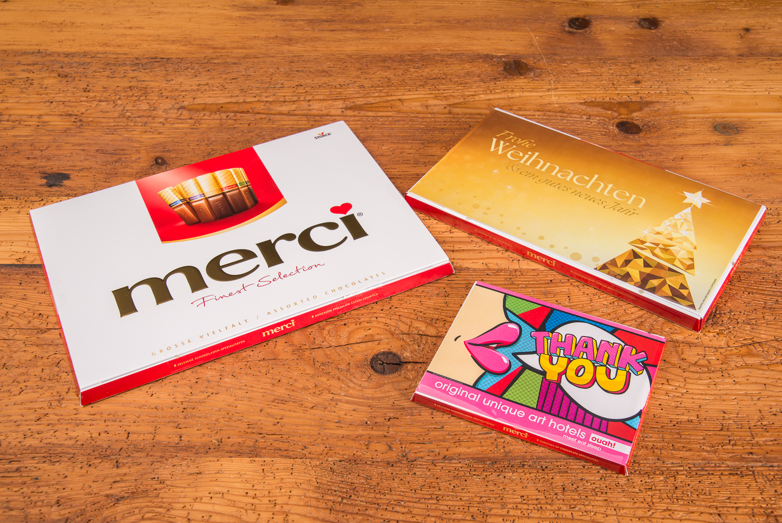 Merci Finest Selection als Werbegeschenk mit individueller Einsteckkarte in 3 Gr&ouml;&szlig;en erh&auml;ltlich. Das Bild zeigt die 3 Gr&ouml;&szlig;en mit unterschiedlichen Einsteckkarten