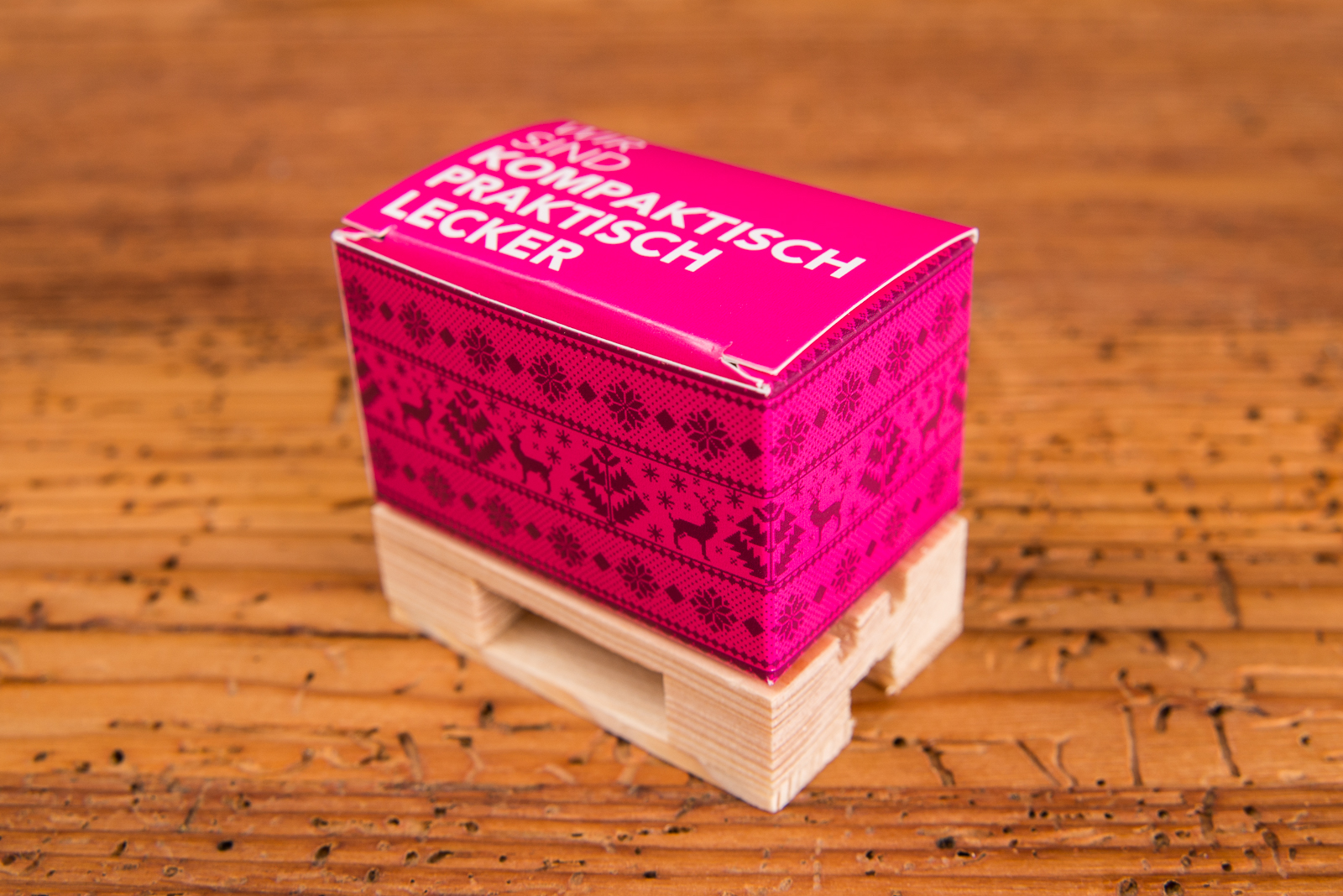 Mini-Palette aus Holz mit Kartonbox und s&uuml;&szlig;er Lindtf&uuml;llung f&uuml;r Ihre Kunden und Mitarbeiter