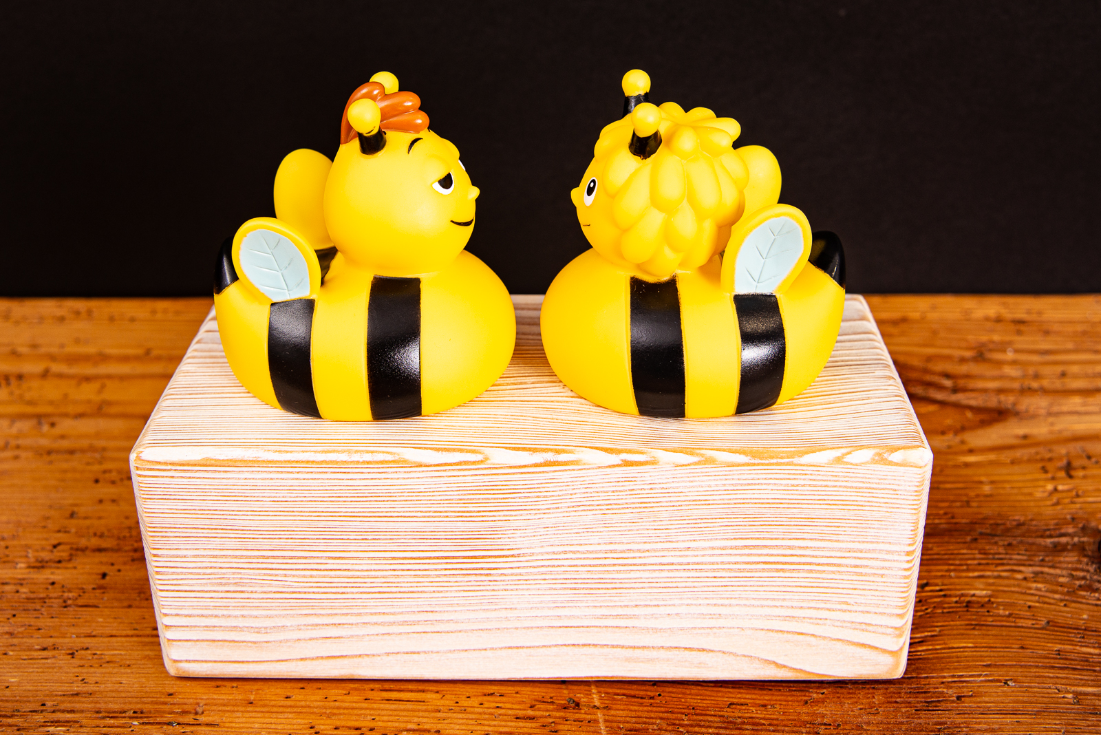 Badeenten Biene Maja und Biene Willi auf einem Holst&uuml;ck als Werbeartikel