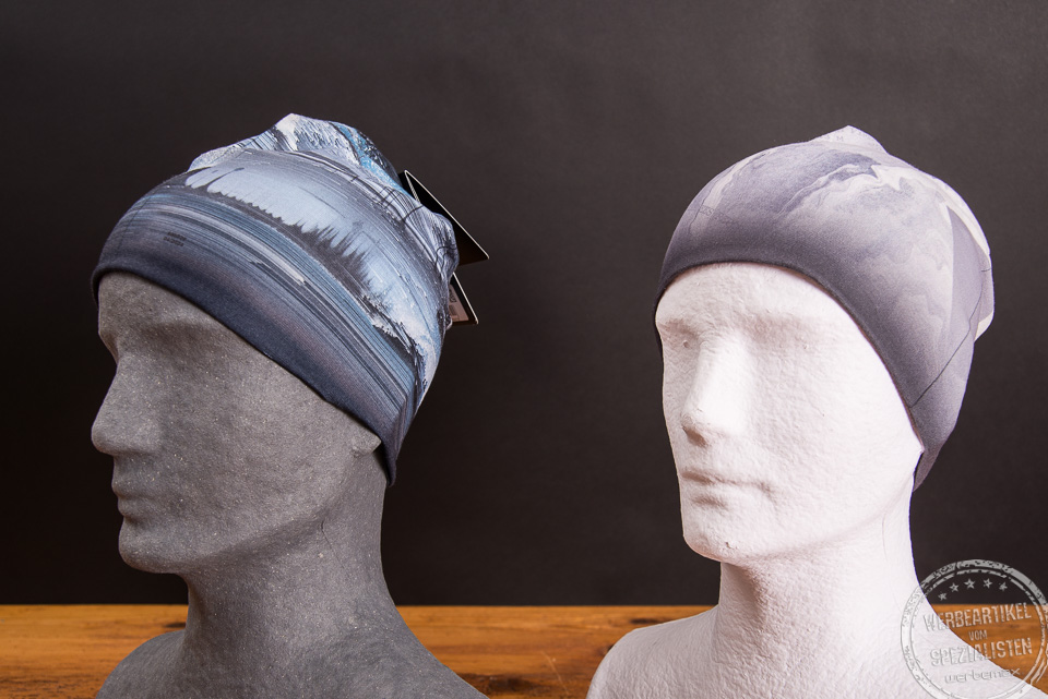 Zwei verschiedenen Modelle des BUFF Ecostretch Beanies als perfekter Sportbegleiter f&uuml;r Fr&uuml;hling, Herbst und Winter auf Styropork&ouml;pfen.