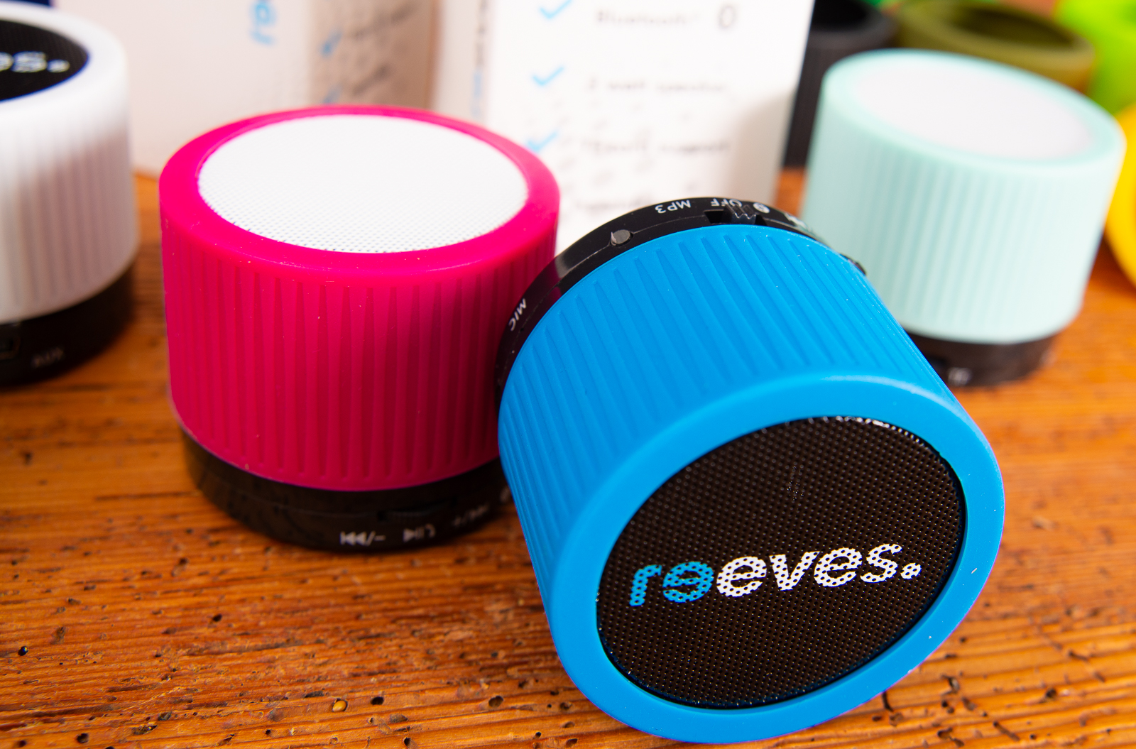 Mehrere Werbegeschenk Bluetooth Speaker mit buntem Gummiring.