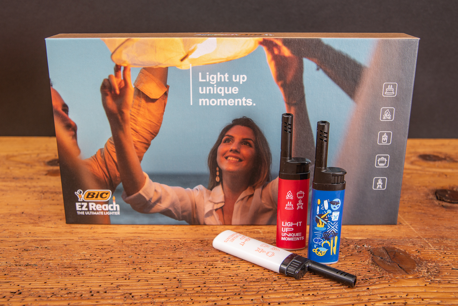 Ein Werbekarton mit Aufdruck mit drei davor stehenden BIC EZ Reach Werbefeuerzeugen.