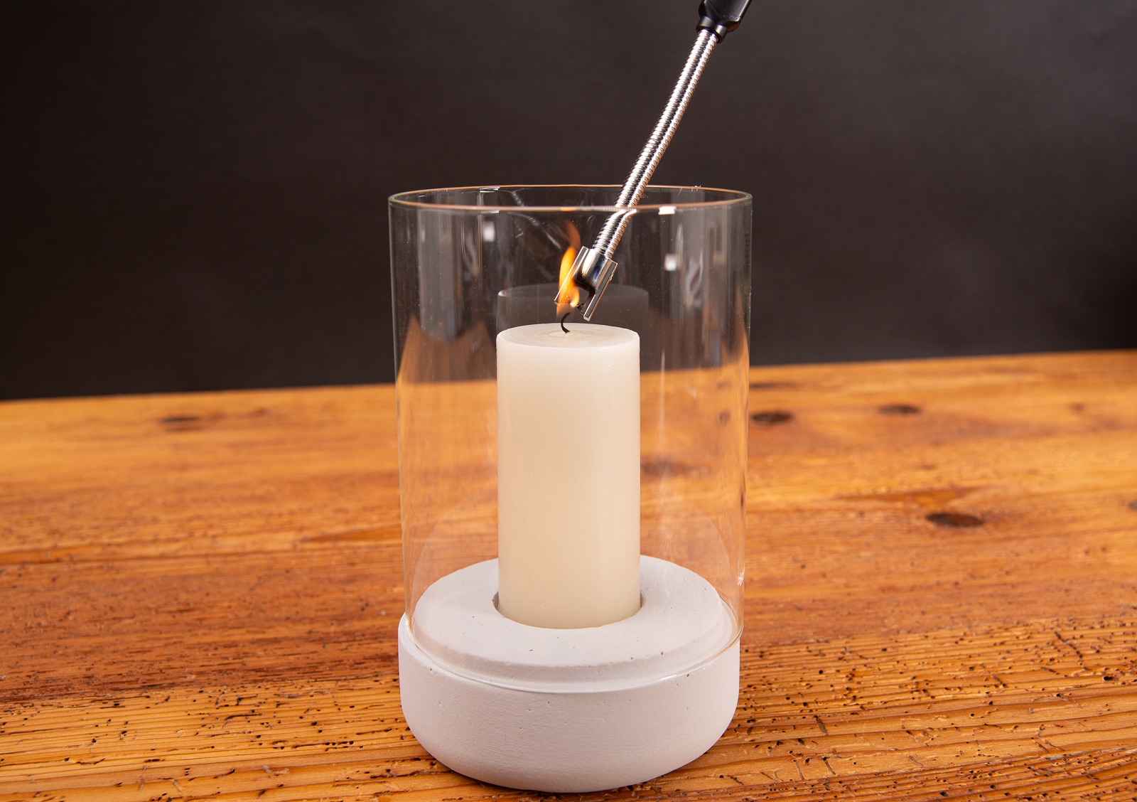 Das Messe Incentiv FutureEcoFlex Lichtbogen Feuerzeug, mit dem eine Kerze angez&uuml;ndet wird.