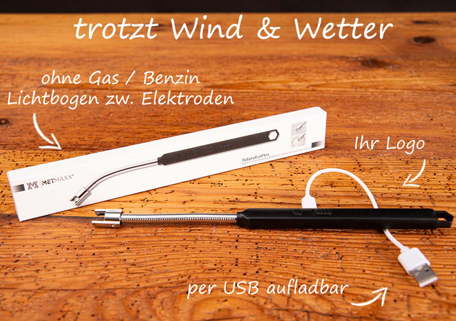 Beschriftetes Detailfoto Lichtbogen Feuerzeug FutureEcoFlex als Trendartikel mit Produktbeschreibung, Verpackung und USB-Kabel auf Holztisch.