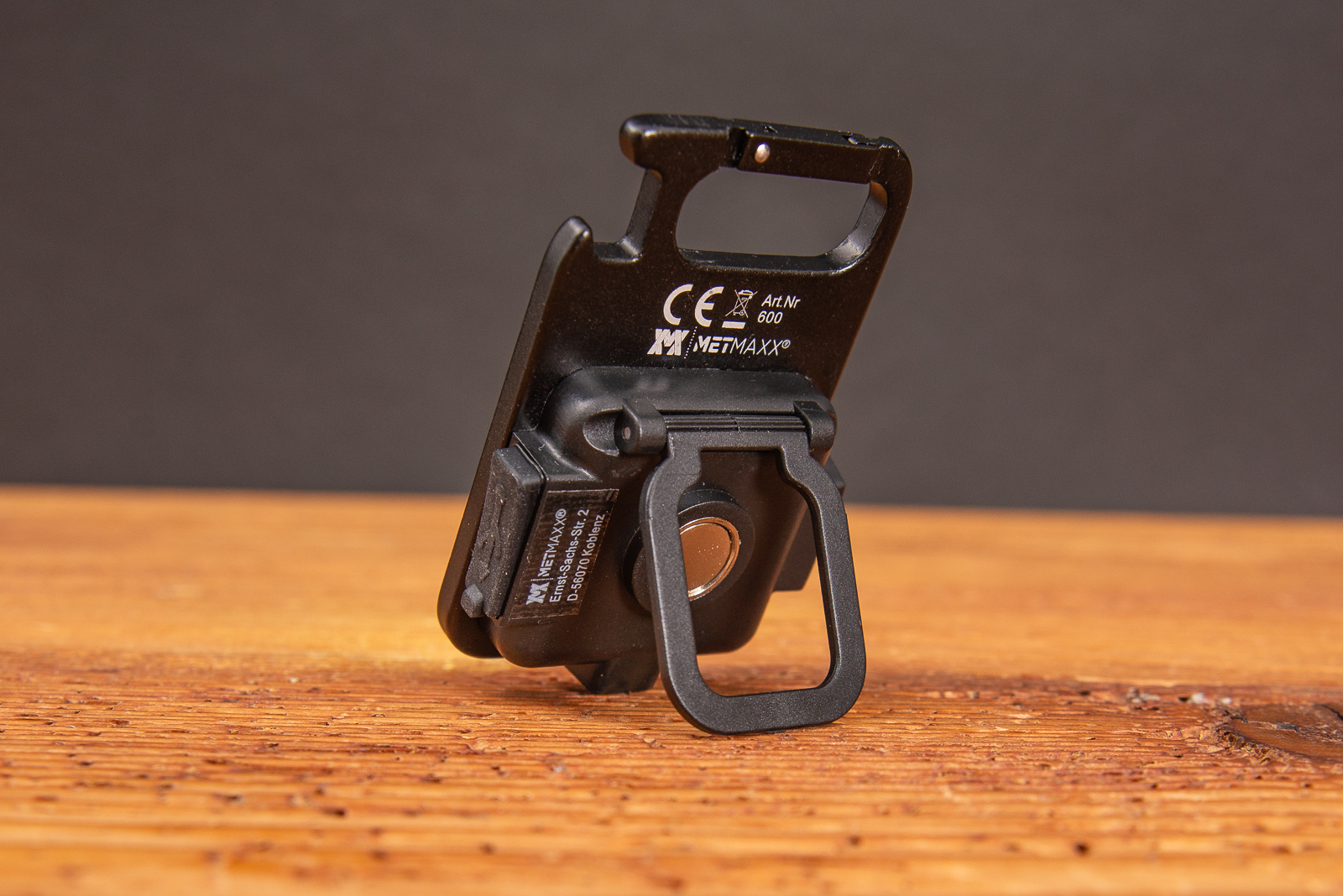 Ein aufgestelltes Worklight auf einer Holztischplatte.