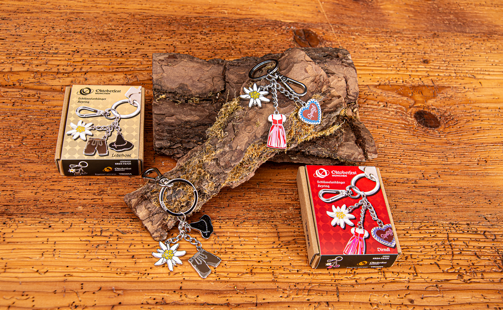 Zwei Oktoberfest Schl&uuml;sselanh&auml;nger der Marke TROIKA mit den Motiven Dirndl und Lederhose.