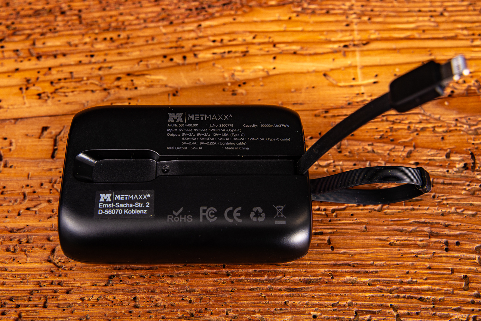 R&uuml;ckansicht einer schwarzen DrChargeXL PD Pro Powerbank.