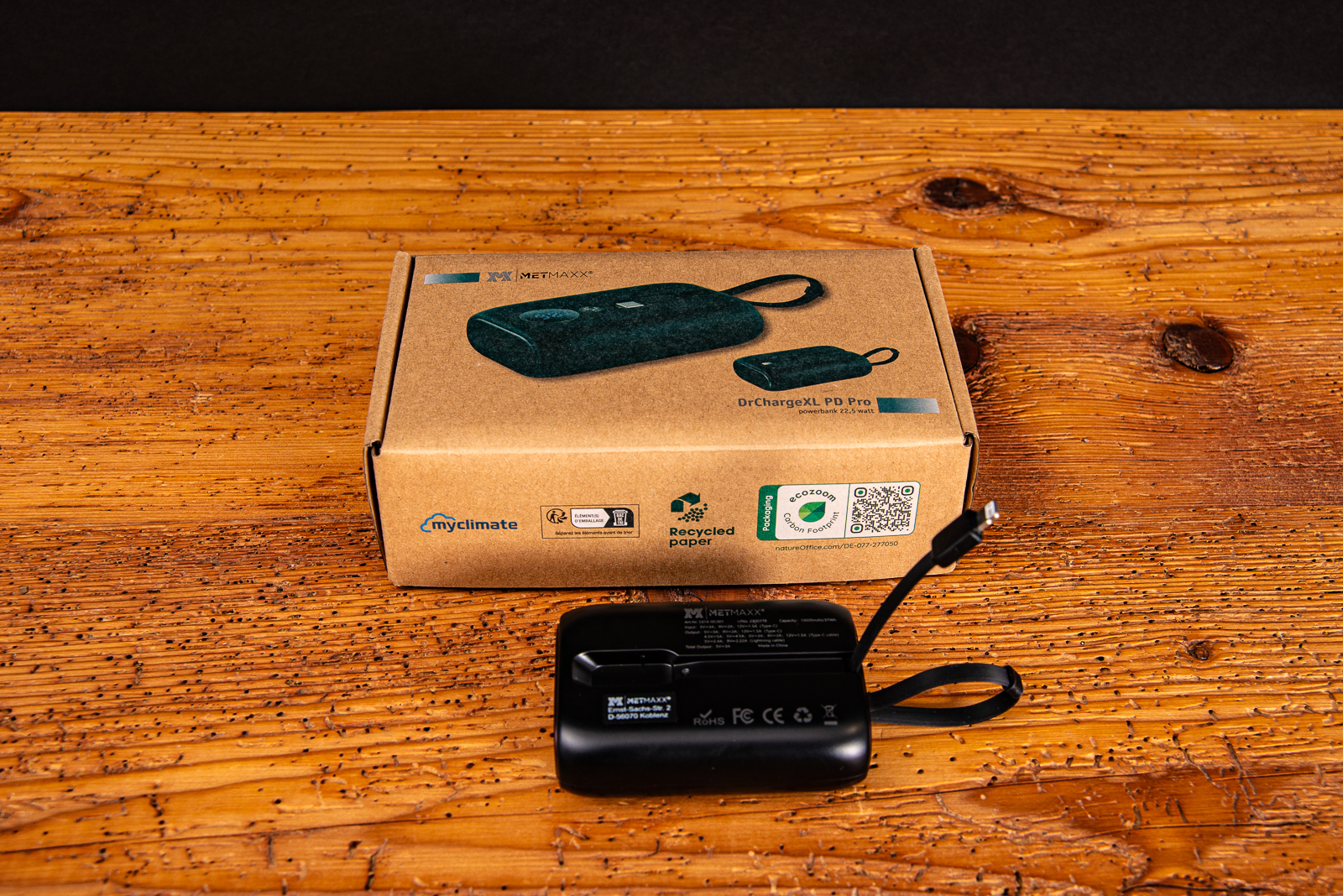 Eine schwarze DrChargeXL PD Pro Powerbank 10.000mAh mit Karton als Werbeartikel.