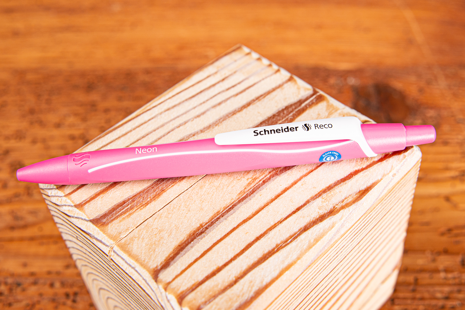 Ein Kugelschreiber Schneider RECO neon pink