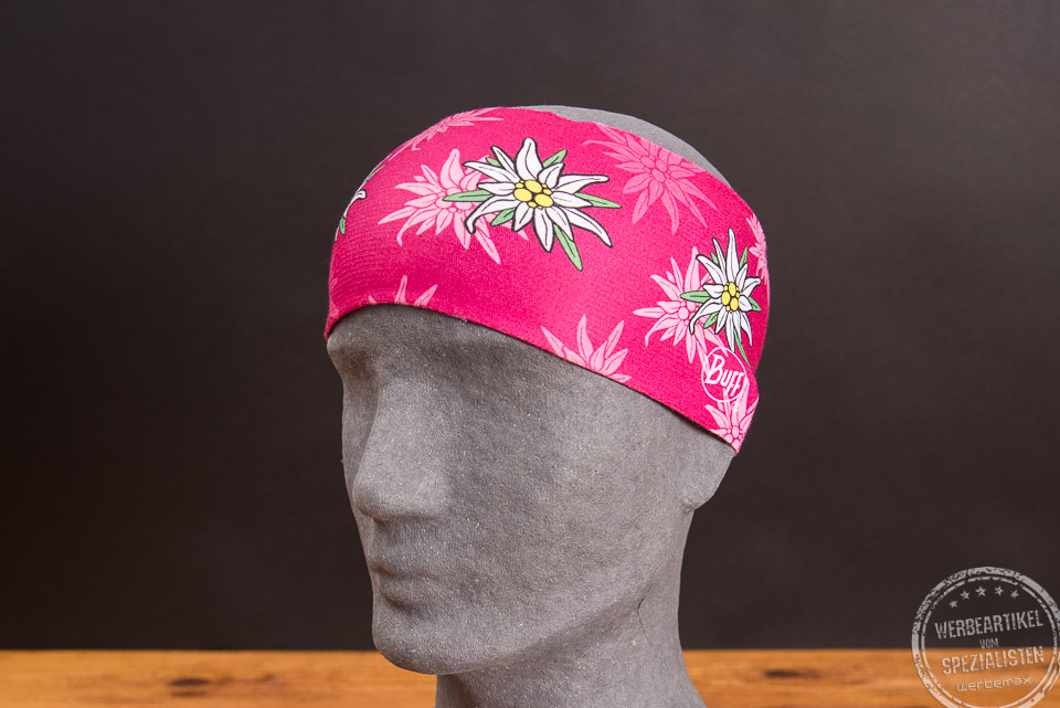 Pinkfarbenes Sportstirnband von BUFF mit Edelwei&szlig;, angezogen auf Kopf aufgesetzt.