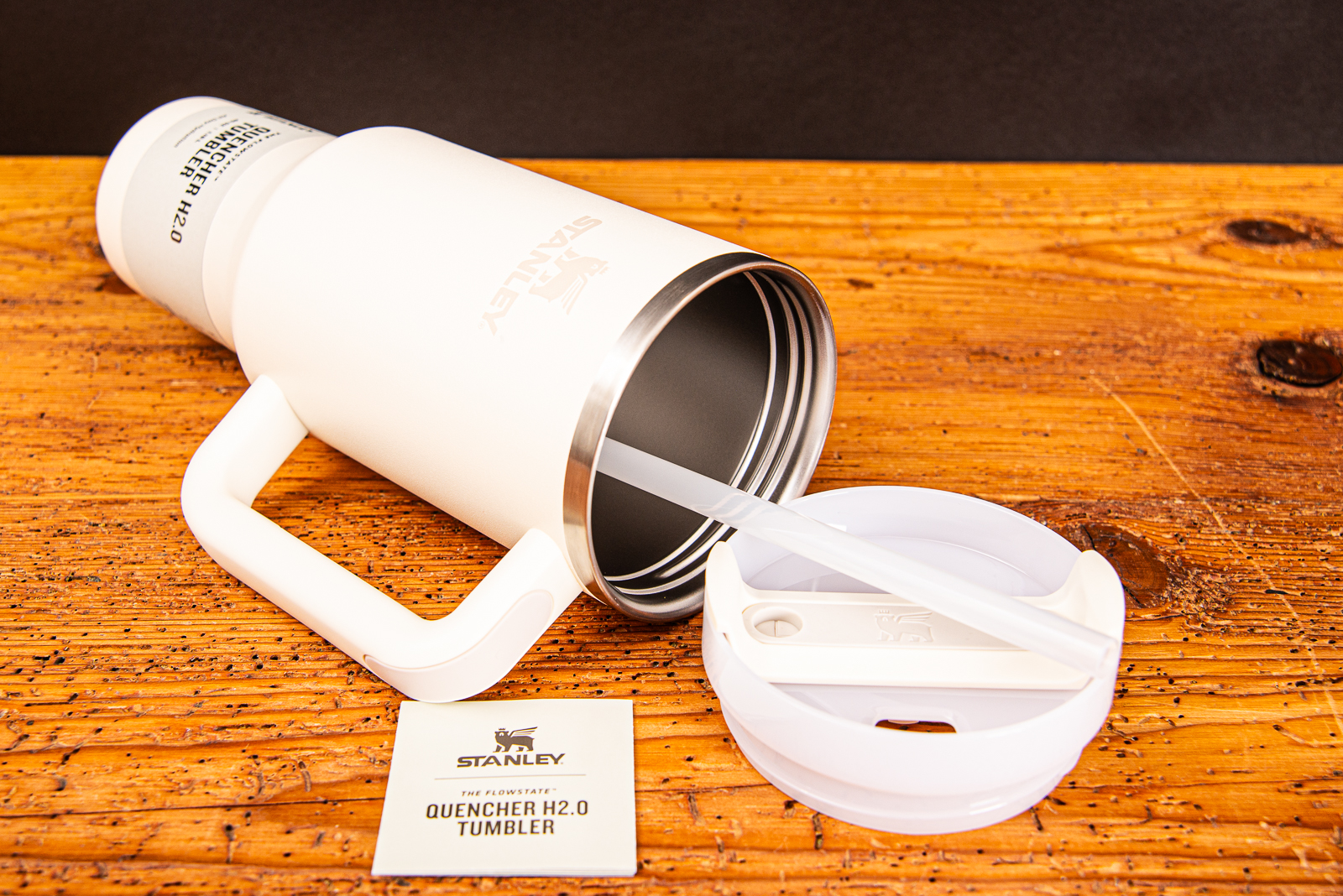 Liegender Stanley Quencher mit Trinkhalm und Deckel creme