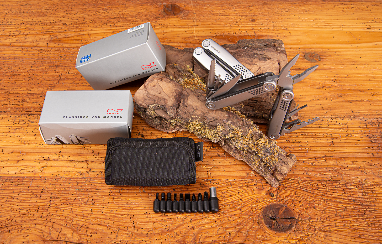Zwei Multitools von Richartz STRUKTURA tool mit Verpackungen auf Holzuntergrund