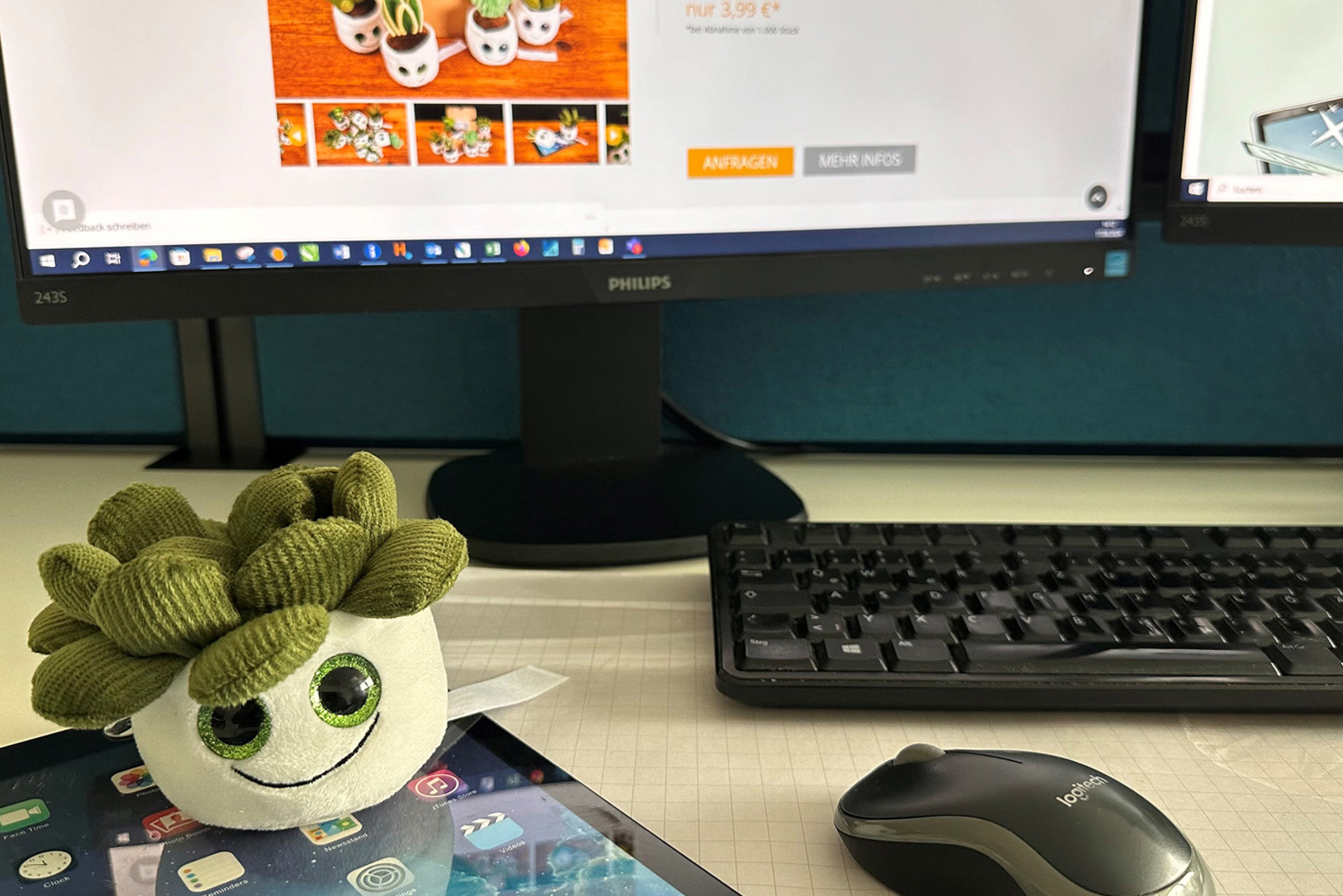 Ein Schmoozies Evergreenies Displayreiniger auf einem Tablet auf einem Schreibtisch.