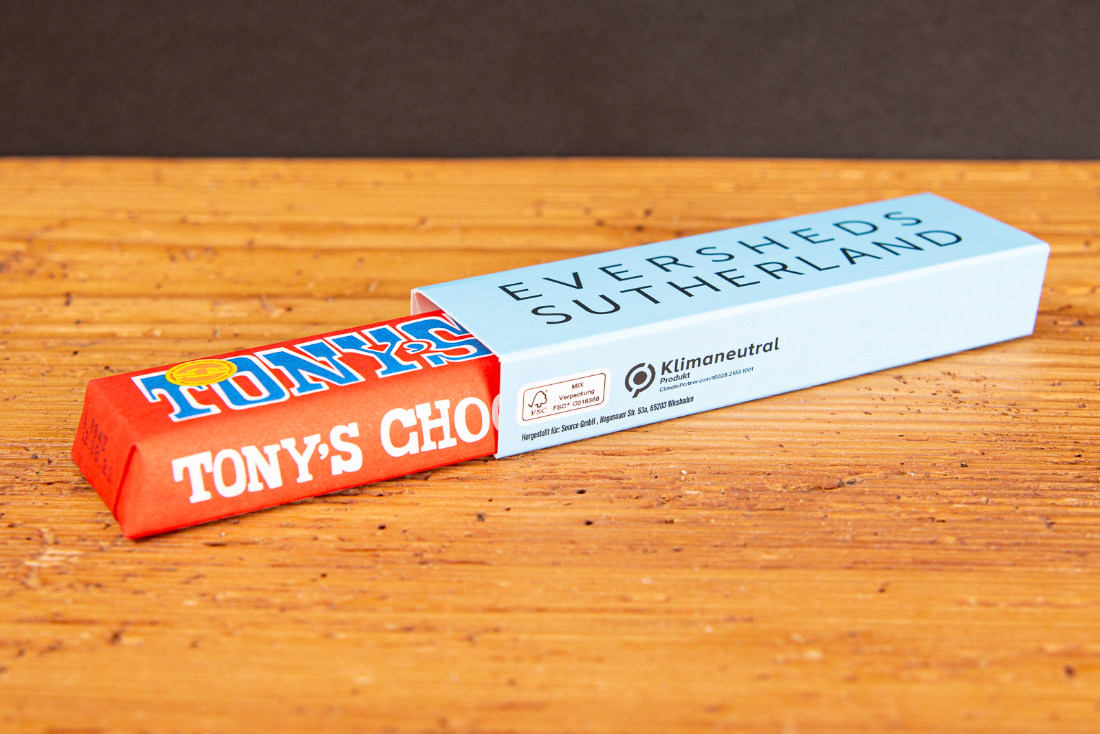 Ein Tonys Chocoloneleys Schokoriegel im Werbeschuber