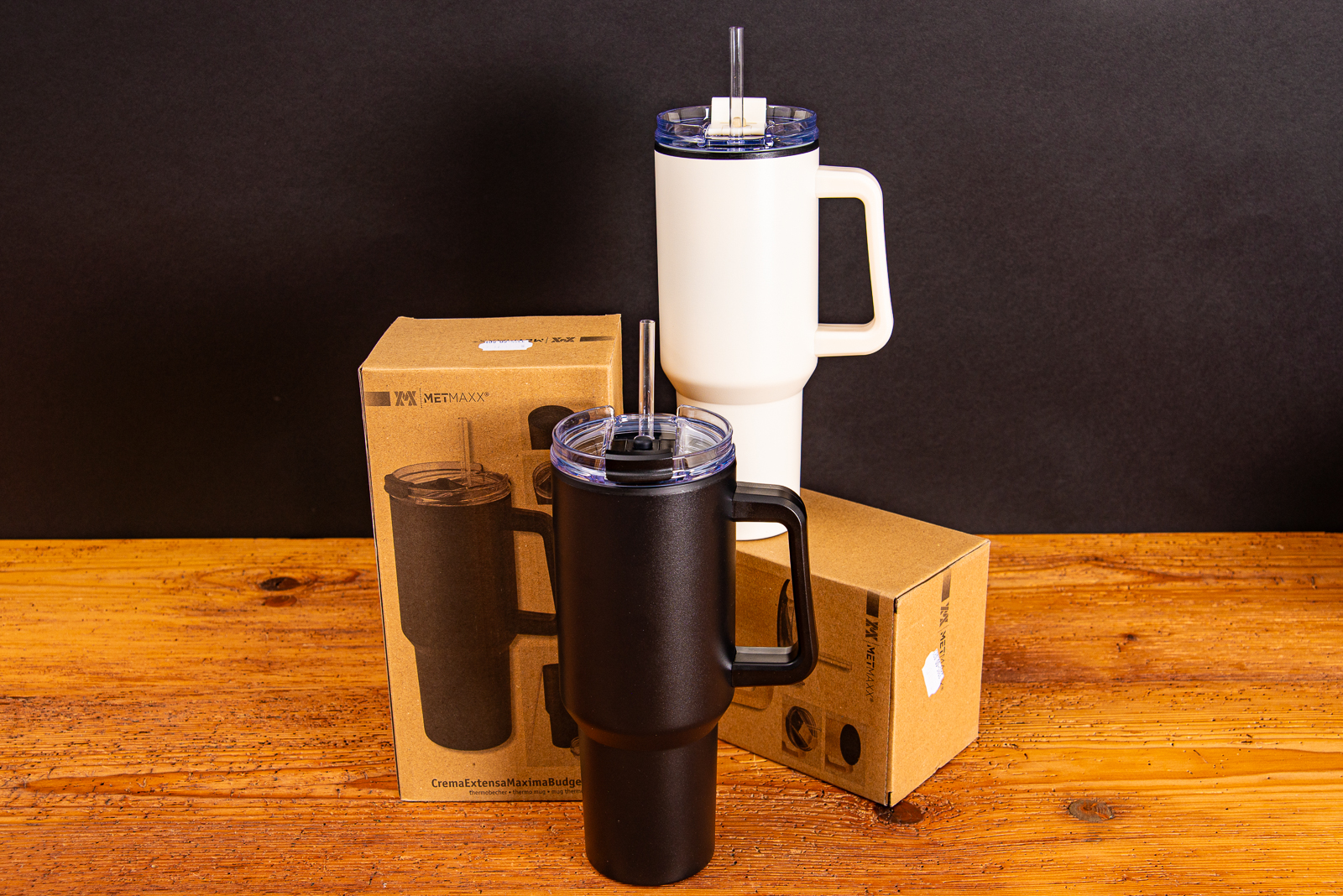 Zwei Tumbler CremaExtensaMaximaBudget in den Farben creme und schwarz mit Craft Paper Box als Werbeartikel.
