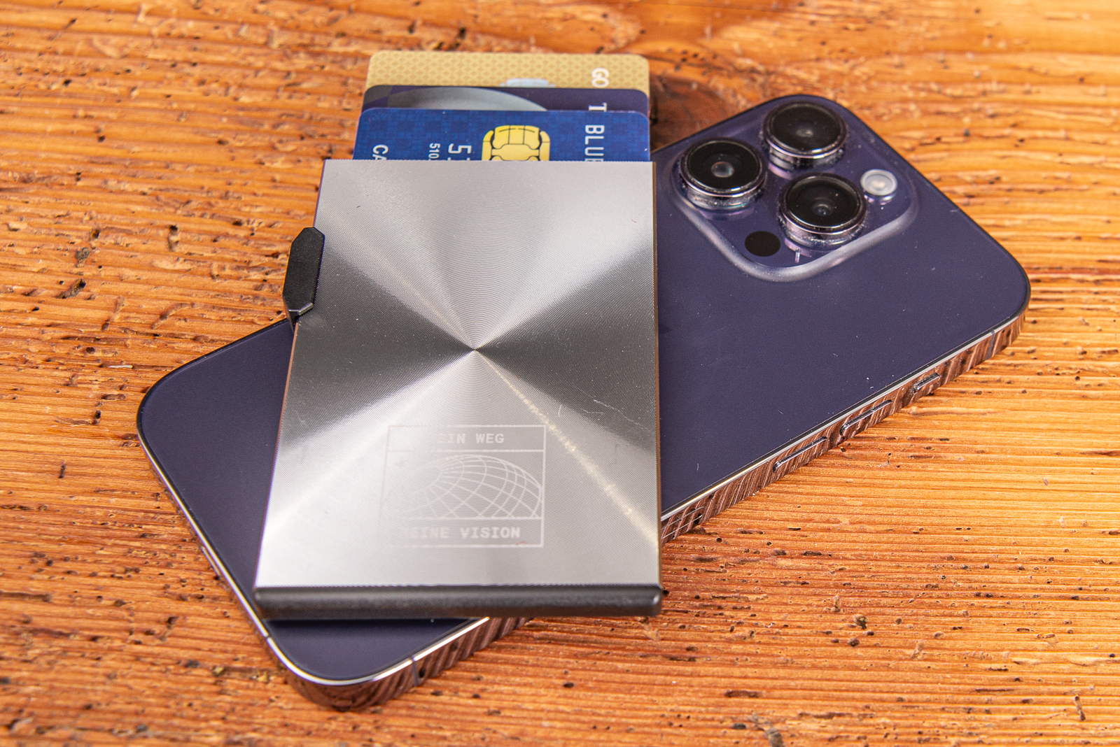 Hochwertiges Kartenetui von Troika aus Aluminium mit Magsafe als Werbegeschenk mit dezenter Gravur Ihres Logos