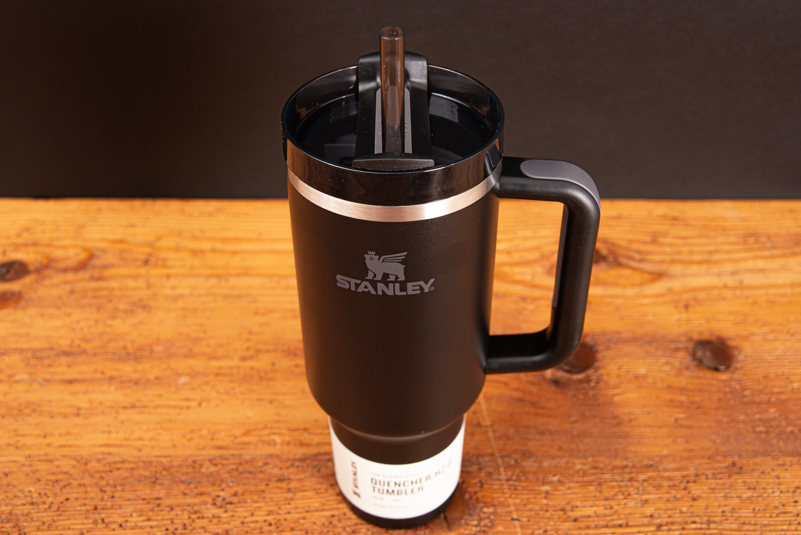 Ein schwarzer Stanley Quencher mit Trinkhalm