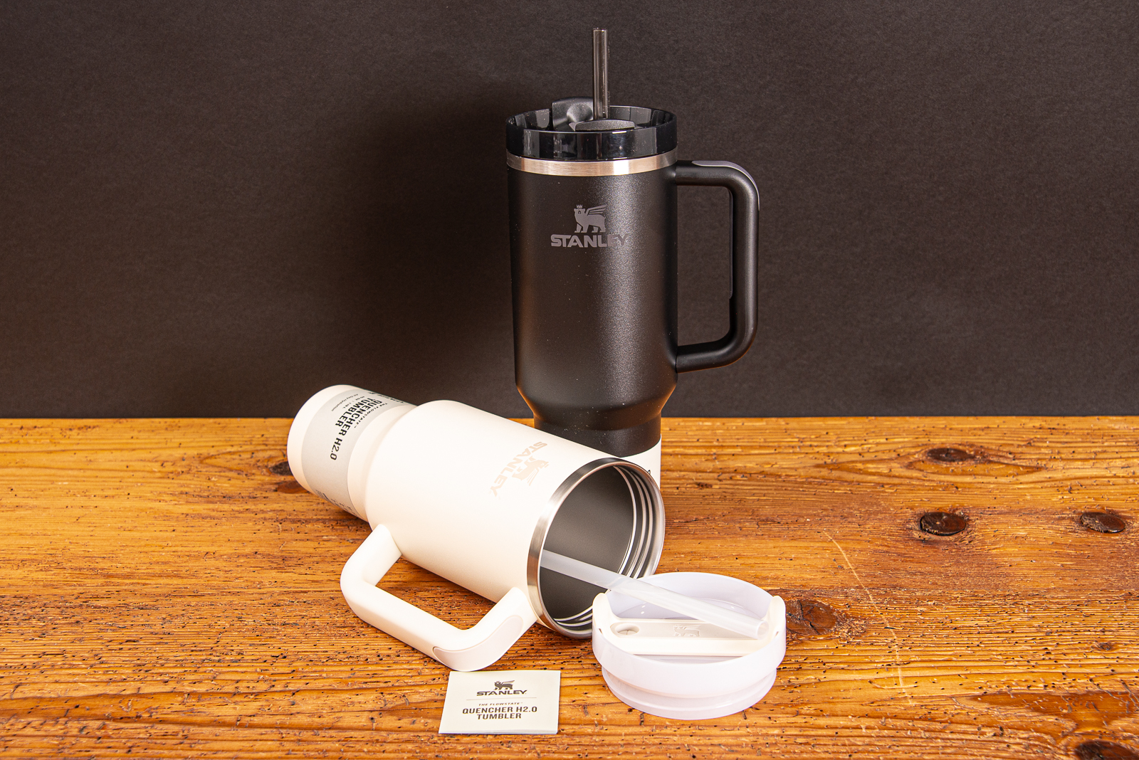 Zwei Stanley Quencher creme und schwarz als Werbeartikel