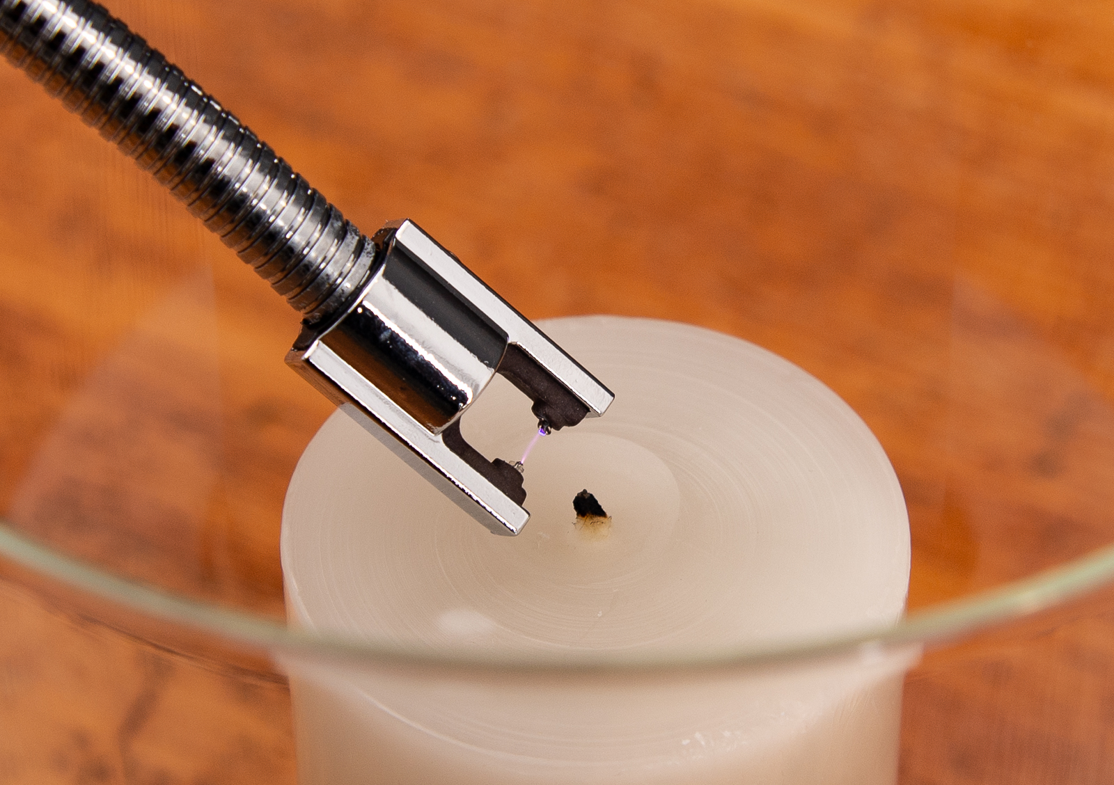 Detailaufnahme von dem Werbeartikel FutureEcoFlex Lichtbogen Feuerzeug beim Anz&uuml;nden einer Kerze.