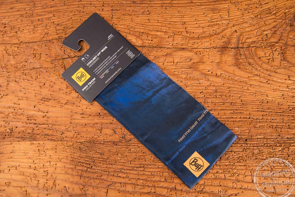R&uuml;ckseite vom BUFF Headband UV Coolnet in blau mit Kartonheader und individuellem Logo
