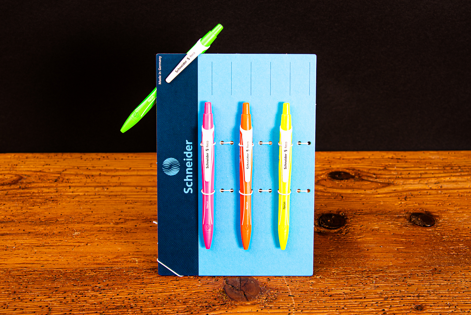 Vier Schneider Kugelschreiber RECO neon auf Werbekarte