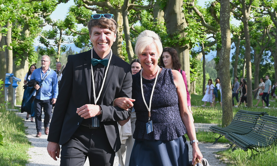 werbemax Gesch&auml;ftsf&uuml;hrer Gerhard Bezold mit Kundin bei 33 Jahre Jubil&auml;umsfeier.