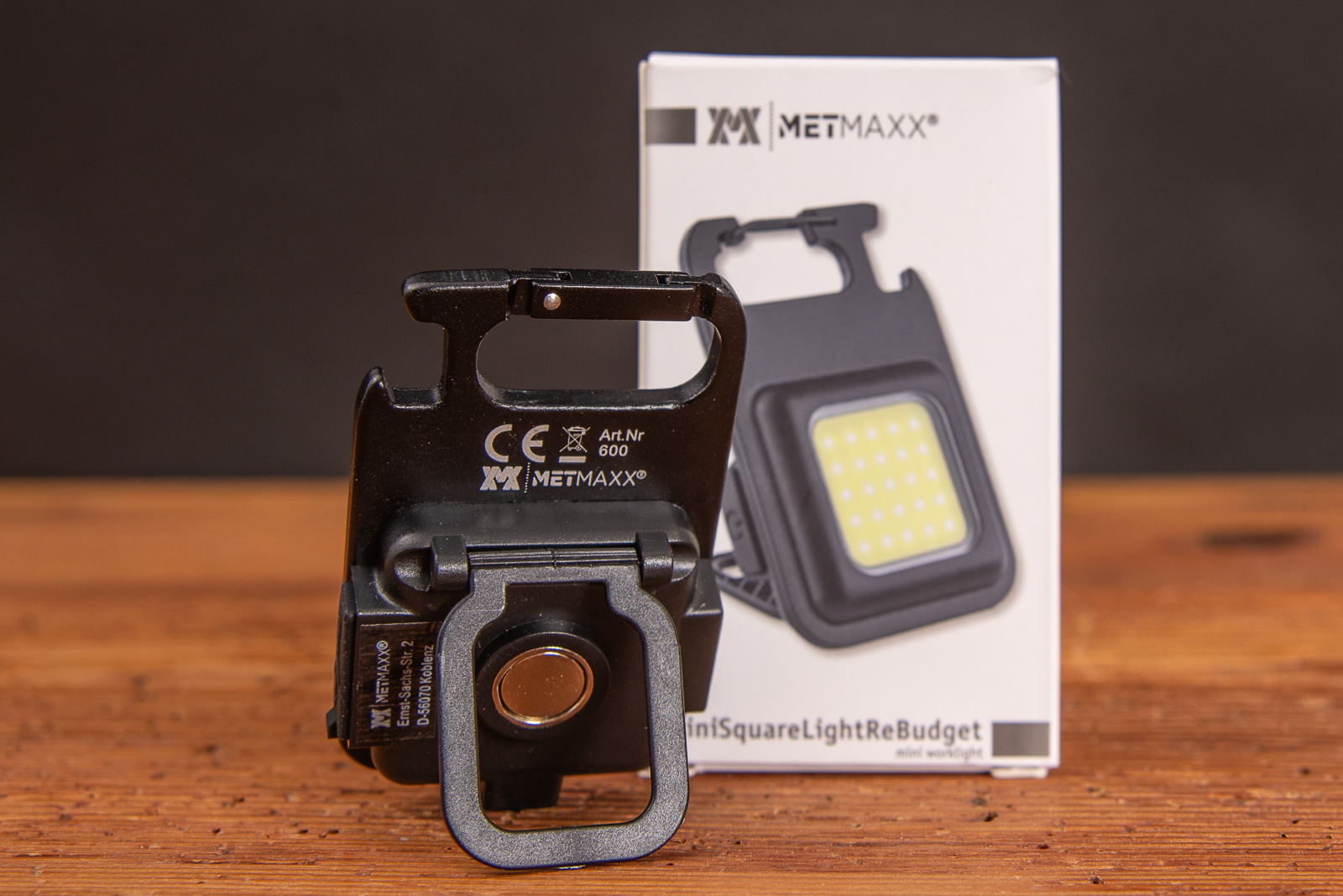 Ein schwarzes Worklight mit Aufstellfunktion und Werbekartonage.