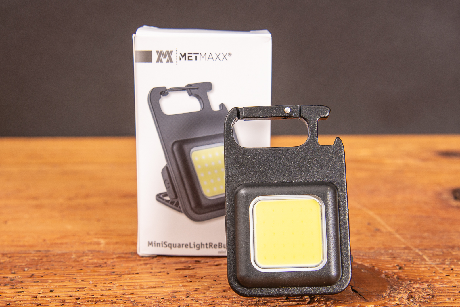 Ein Werbeartikel Worklight stehend vor der Verpackung.