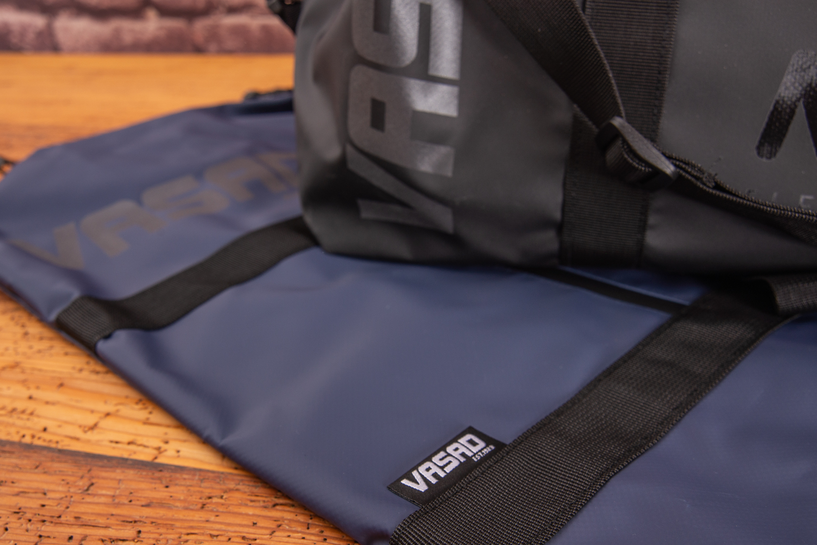 Vasad all weather Duffel Bag aus wasserabweisender LKW Plane und Recyclingmaterial als Innenfutter. 