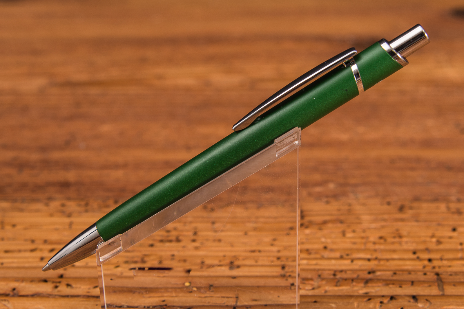 Kugelschreiber aus recyceltem Aluminium in gr&uuml;n mit Logogravur als Give-away f&uuml;r Kunden.