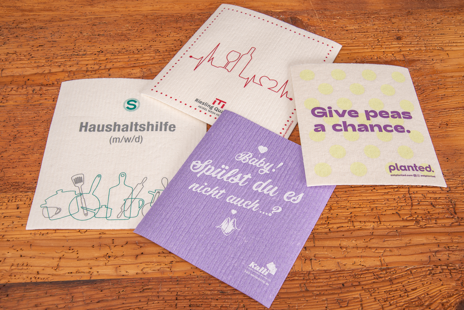 Vier individuell bedruckte Schwammt&uuml;cher mit Werbebotschaft.