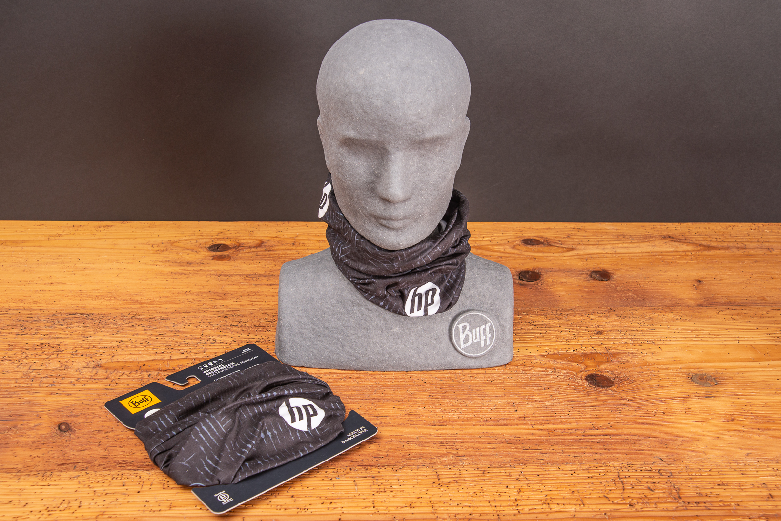 BUFF Multifunktionstuch mit Logo und Werbekartonage als Werbeartikel.