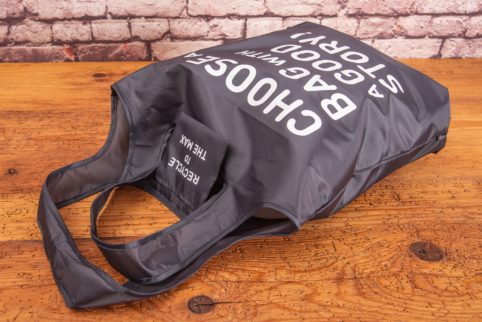 Nachhaltige Werbegeschenke f&uuml;r Kunden und Mitarbeiter - die faltbare Einkaufstasche aus recycelten Plastikflaschen. Gut f&uuml;r die Umwelt und ein funktionales Give Away