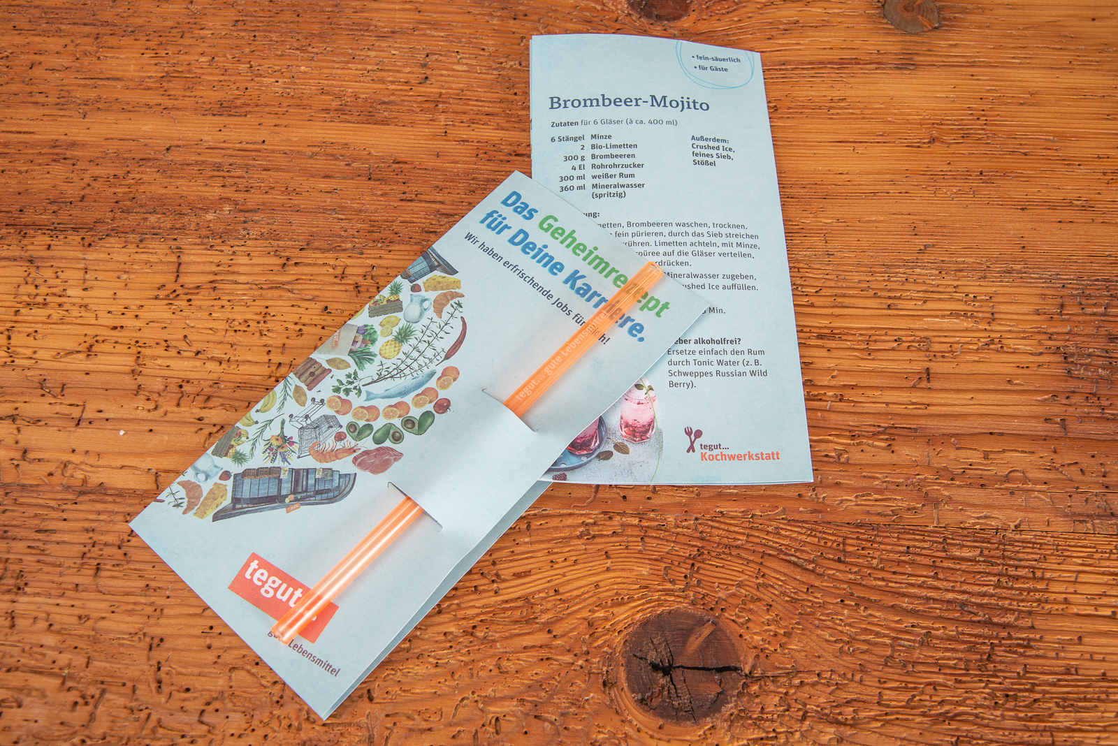 Zwei Werbekarten mit graviertem Glastrinkhalm als Kundengeschenk.